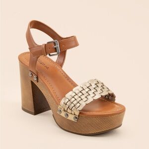 Indigo Rd. Daft Wooden Platform Heel in Gold Size 9